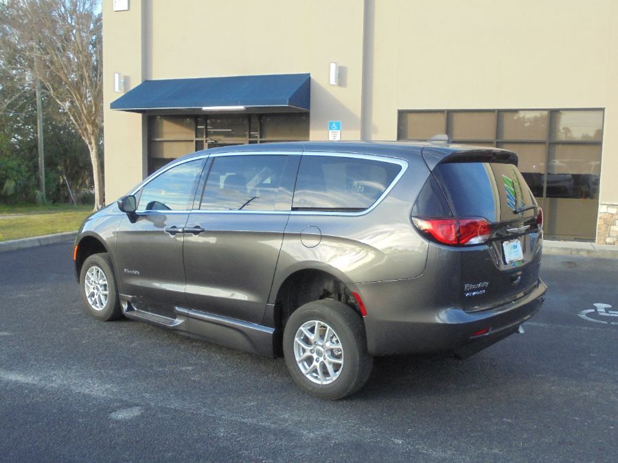 Grey Chrysler Voyager image number 3