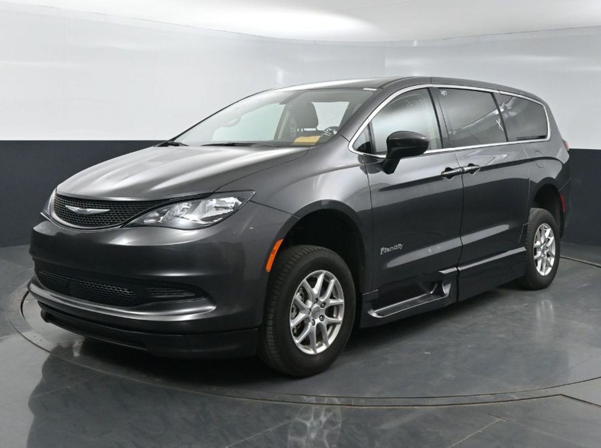 Grey Chrysler Voyager image number 2