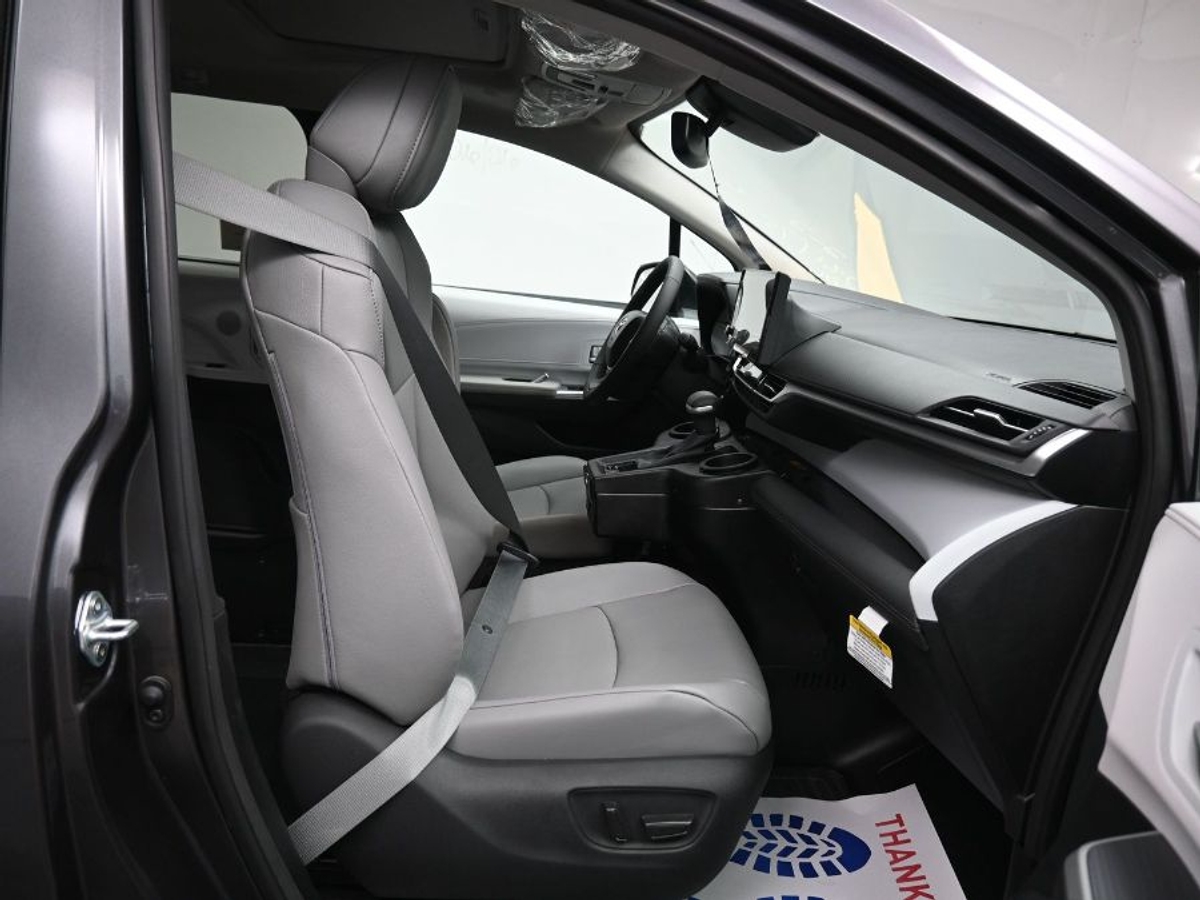 Grey Toyota Sienna image number 6