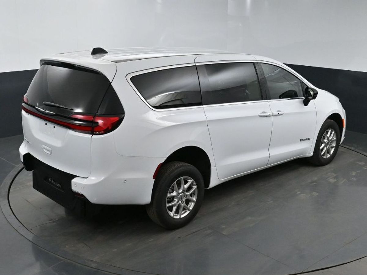 White Chrysler Pacifica image number 13