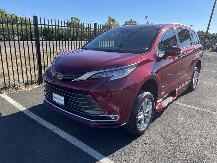 Used 2021 Toyota Sienna Hybrid Limited - BraunAbility Side Entry Entry Fold Out Automatic Ramp