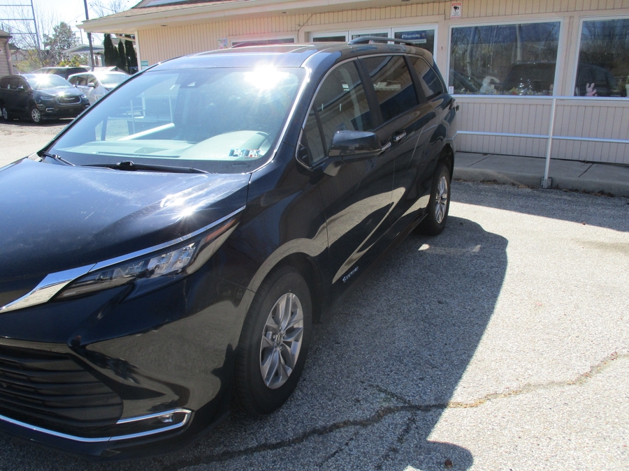 Black Toyota Sienna image number 1