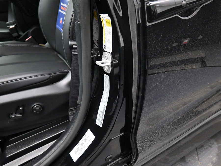 Black Chrysler Pacifica image number 16