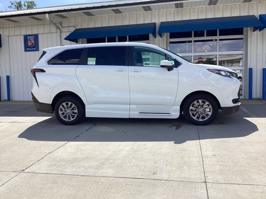 White Toyota Sienna image number 3