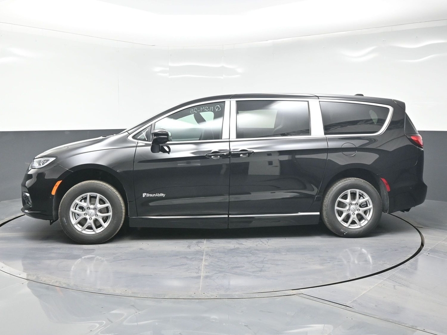 Black Chrysler Pacifica image number 7