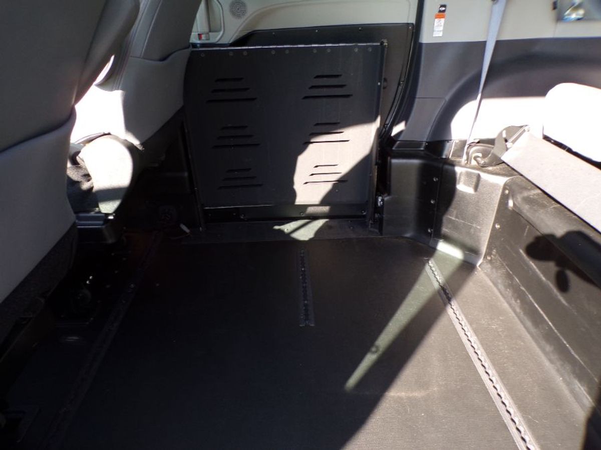 Silver Toyota Sienna image number 16