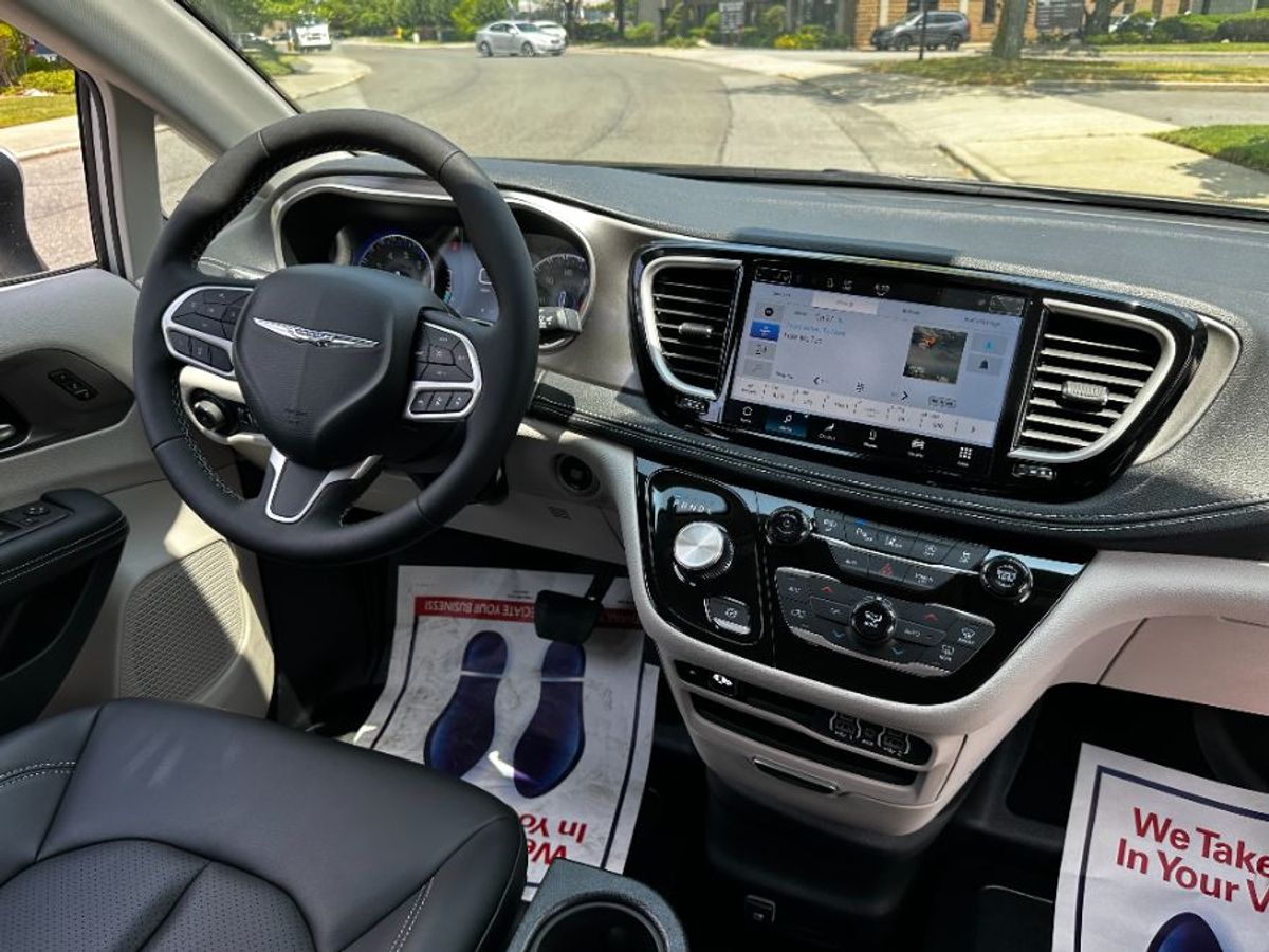 Silver Chrysler Pacifica image number 18