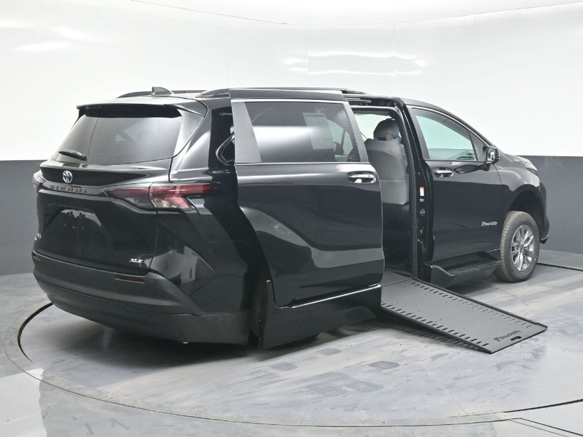 Black Toyota Sienna image number 6
