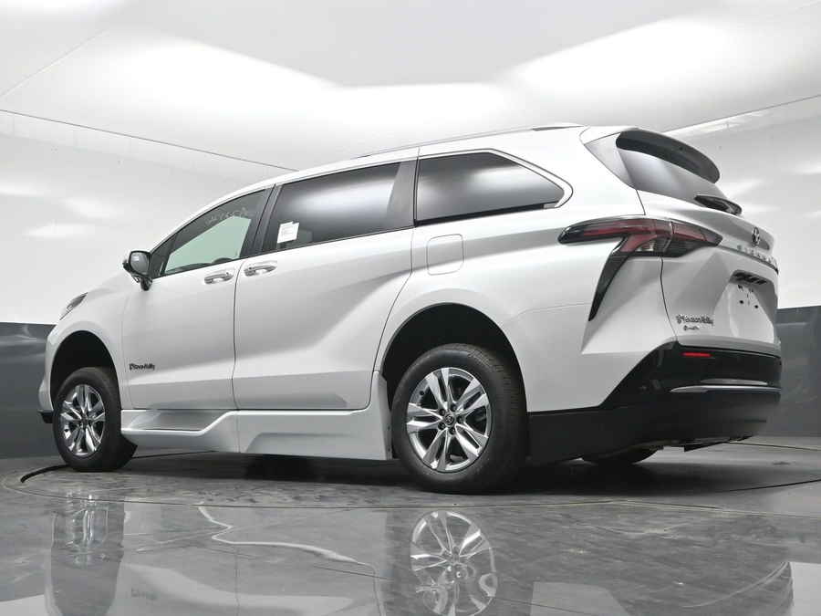 New 2026 Toyota Sienna Hybrid Limited - BraunAbility Side Entry Fold Out Automatic Ramp