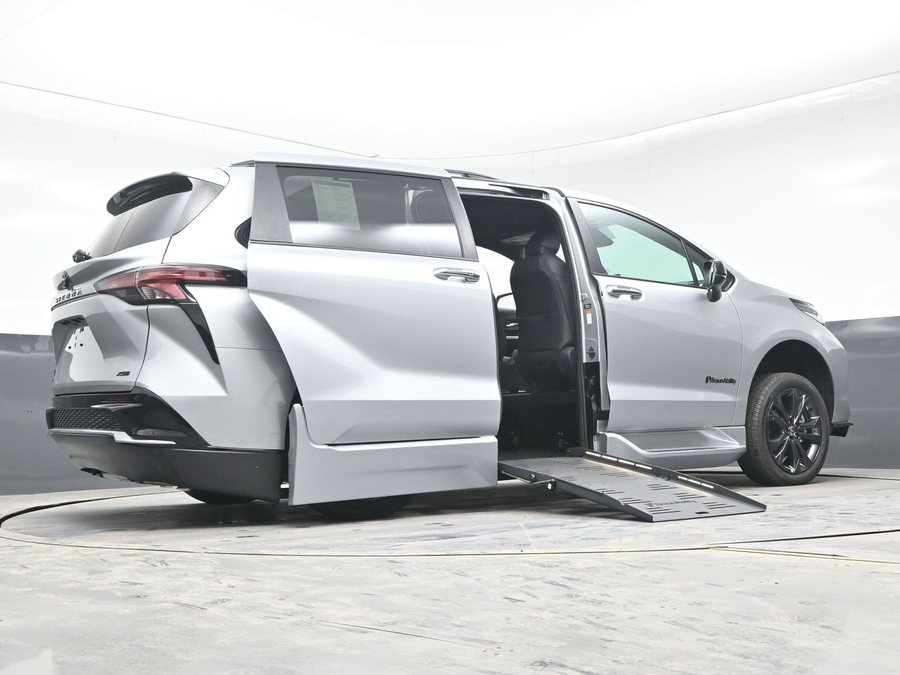 Silver Toyota Sienna image number 7