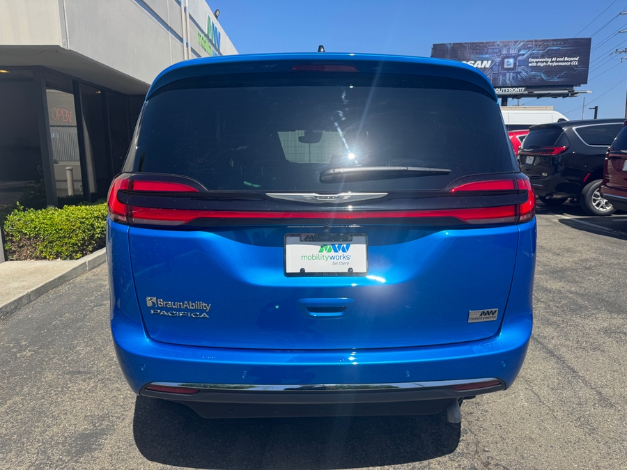 Blue Chrysler Pacifica image number 4