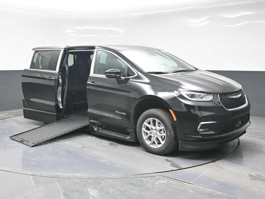 Black Chrysler Pacifica image number 24