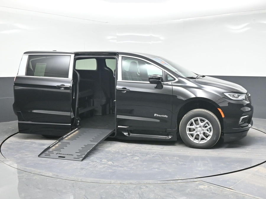Black Chrysler Pacifica image number 7