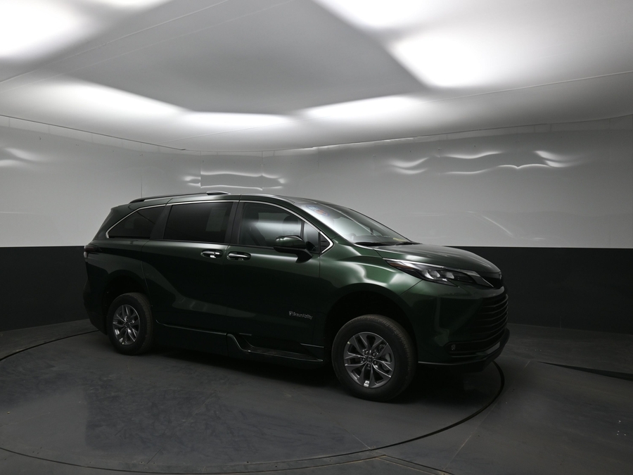 New 2026 Toyota Sienna Hybrid XLE Base - BraunAbility Side Entry Fold Out Automatic Ramp