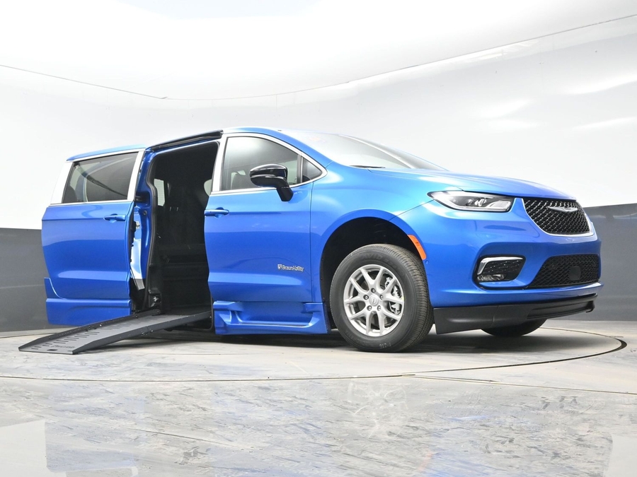 Blue Chrysler Pacifica image number 22