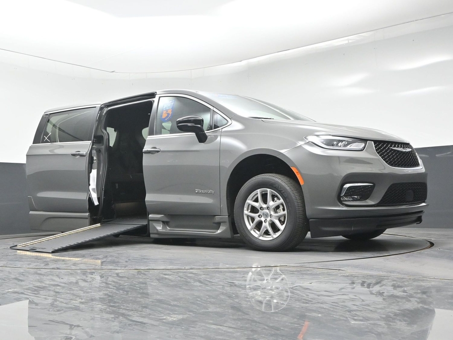 Used 2025 Chrysler Pacifica Select - BraunAbility Side Entry In Floor Automatic Ramp