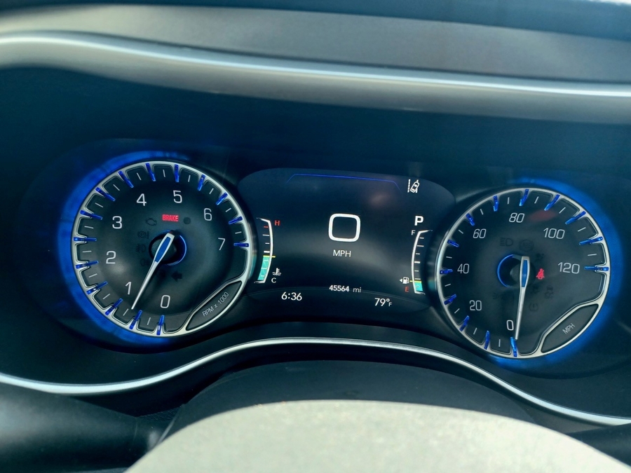 White Chrysler Pacifica image number 14