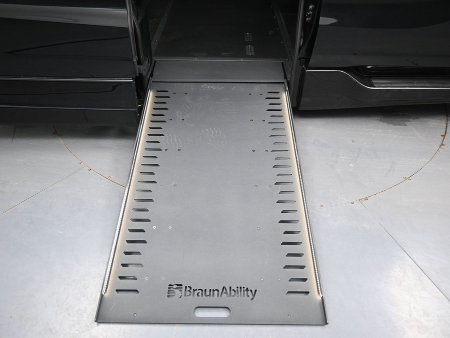 Black Honda Odyssey image number 9