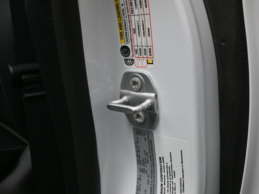 White Chrysler Pacifica image number 12