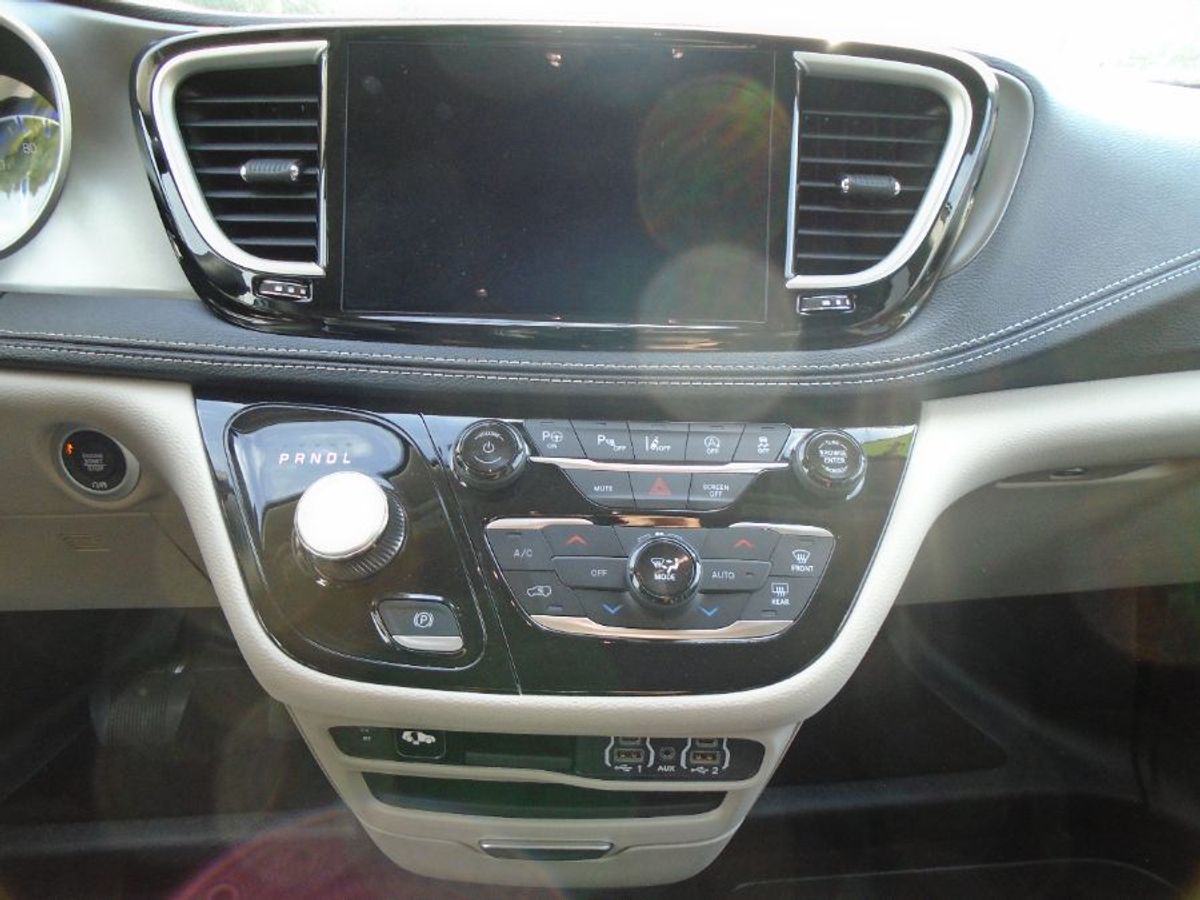 Silver Chrysler Pacifica image number 11