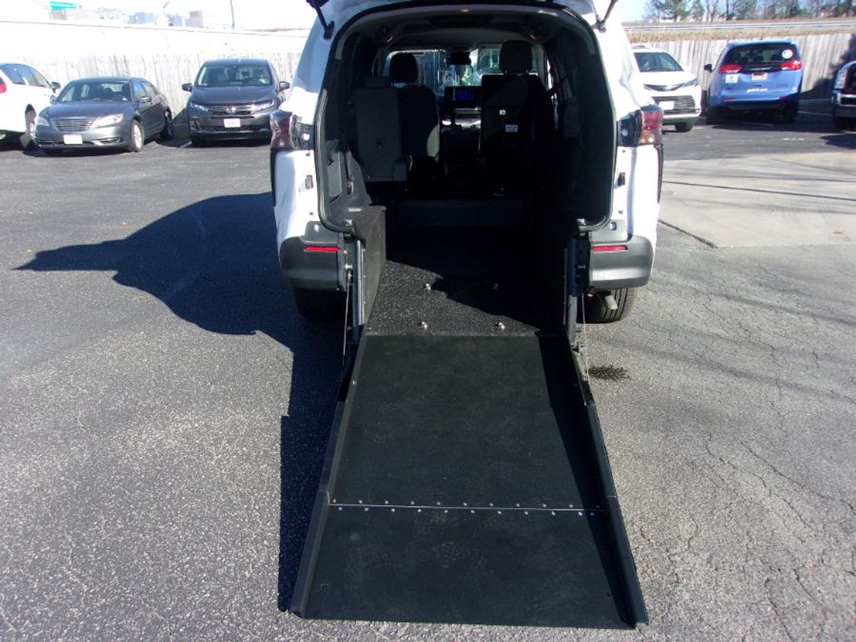 2025 TOYOTA SIENNA - Image 1