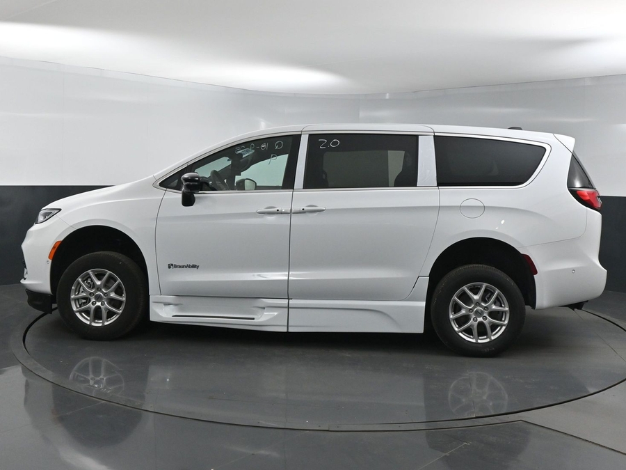 New 2025 Chrysler Pacifica Select Safety - BraunAbility Side Entry Entry Fold Out Automatic Ramp