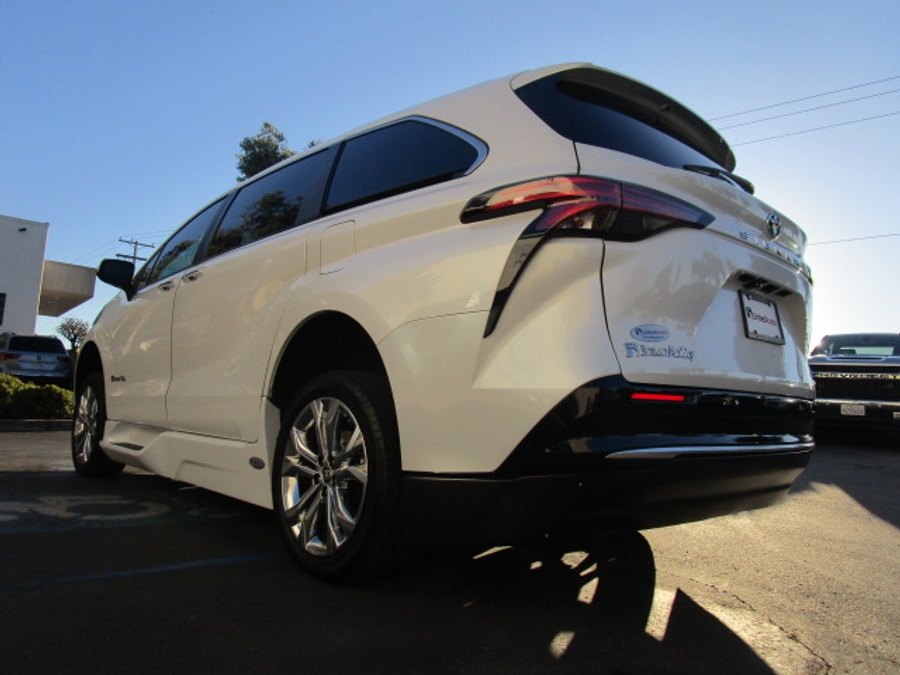 Used 2024 Toyota Sienna Hybrid Platinum - BraunAbility Side Entry Entry Fold Out Automatic Ramp
