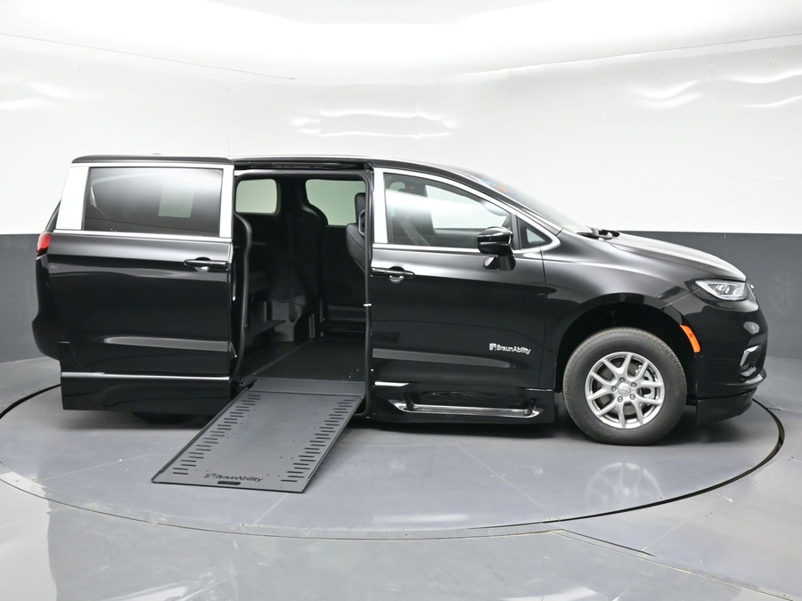 2026 Chrysler Pacifica Select's photo