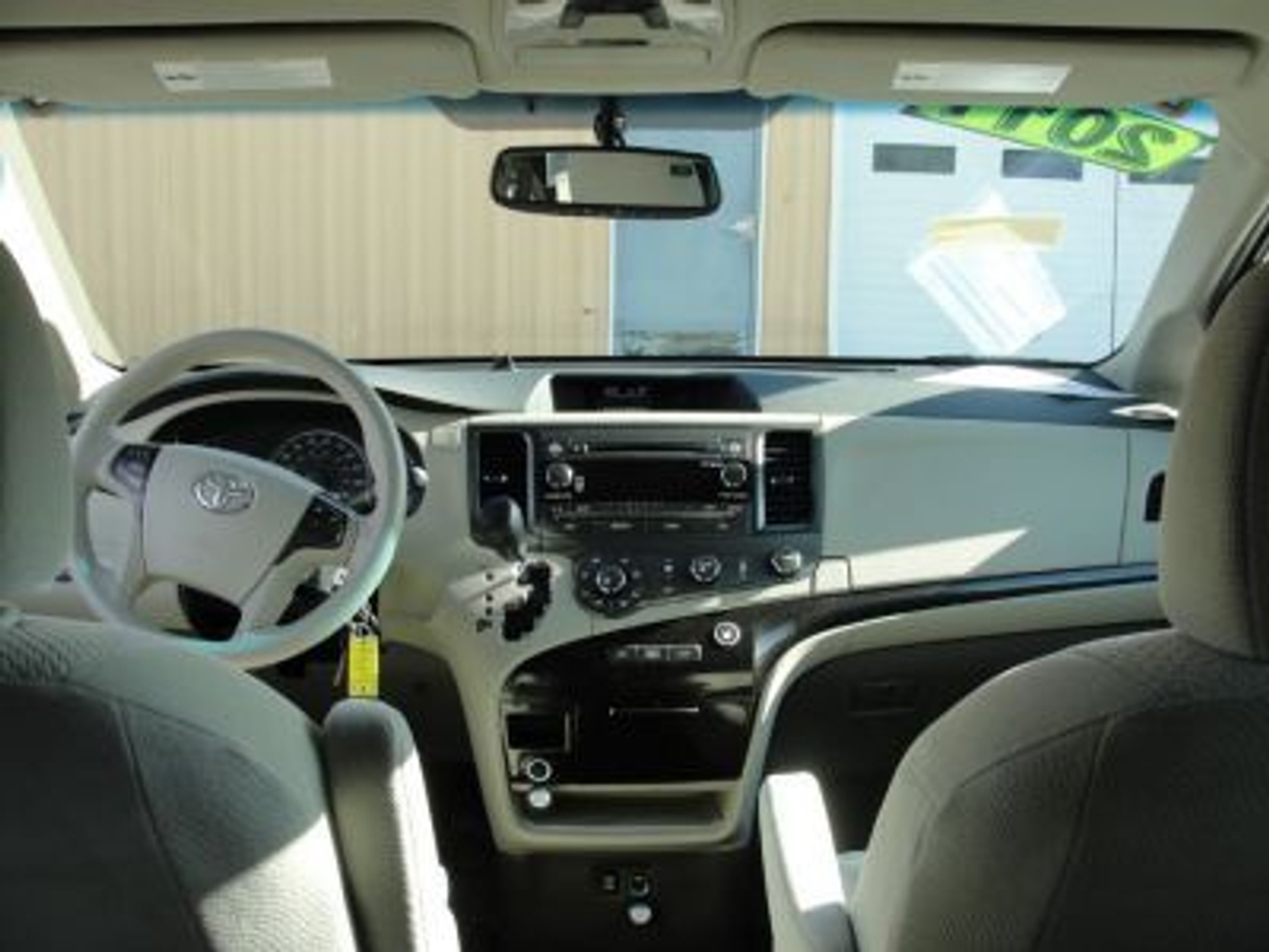 2011 TOYOTA SIENNA - Image 14