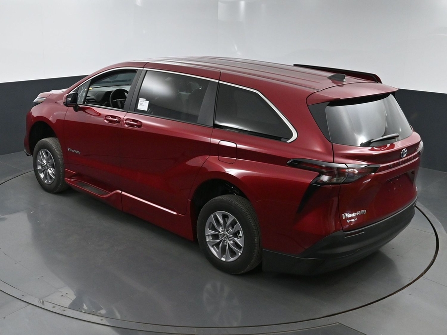 New 2025 Toyota Sienna Hybrid LE - BraunAbility Side Entry Entry Fold Out Automatic Ramp