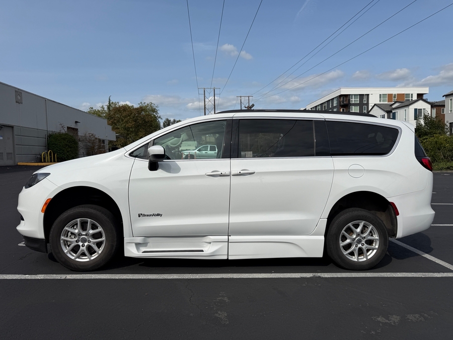 Used 2021 Chrysler Voyager LXi - BraunAbility Side Entry Fold Out Automatic Ramp