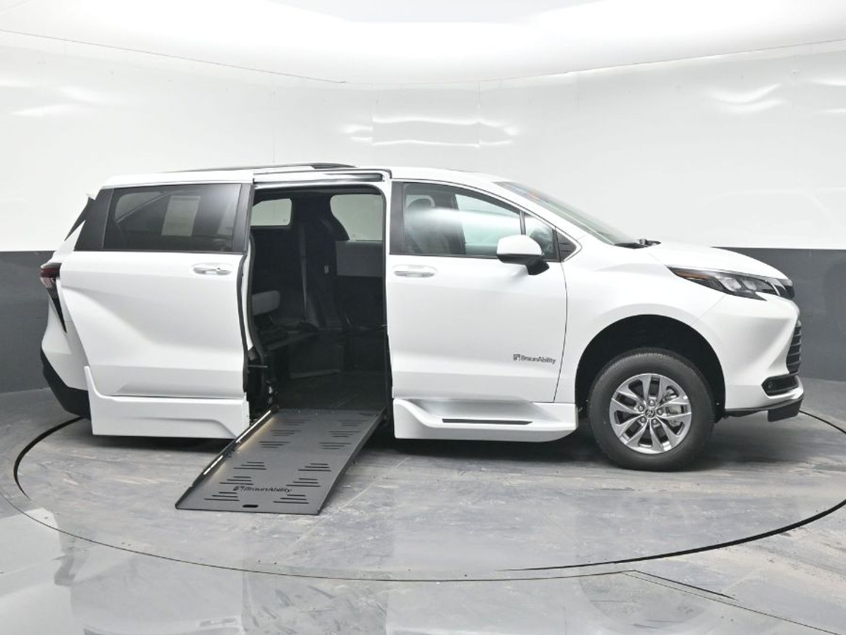 2025 Toyota Sienna XLE's photo