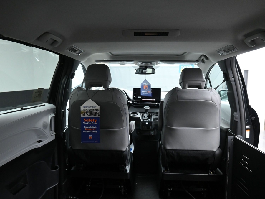 Black Toyota Sienna image number 14