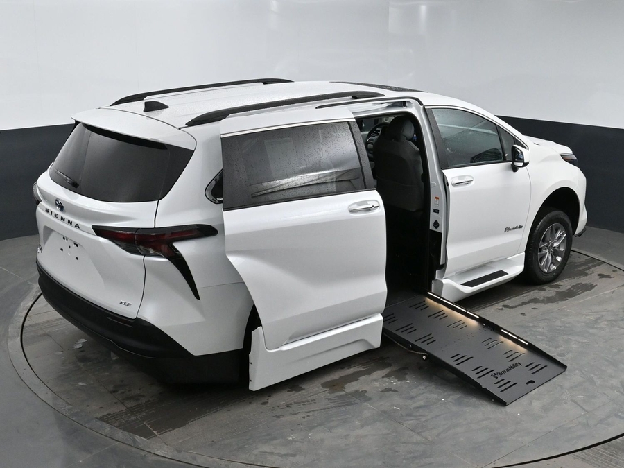New 2025 Toyota Sienna Hybrid XLE Plus - BraunAbility Side Entry Entry Fold Out Automatic Ramp