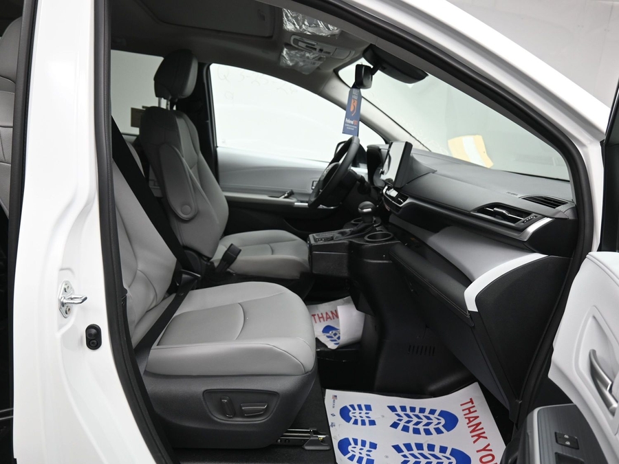 New 2026 Toyota Sienna Hybrid XLE Base - BraunAbility Side Entry In Floor Automatic Ramp