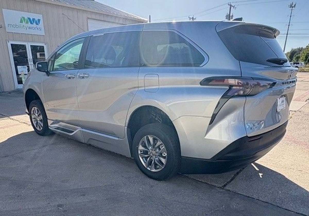 2025 TOYOTA SIENNA - Image 13