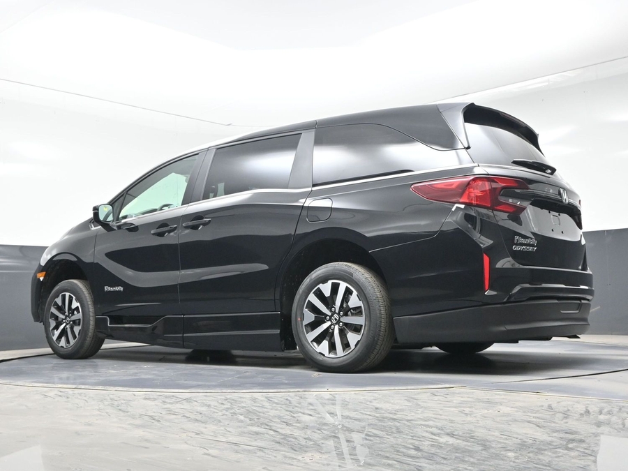 Black Honda Odyssey image number 18