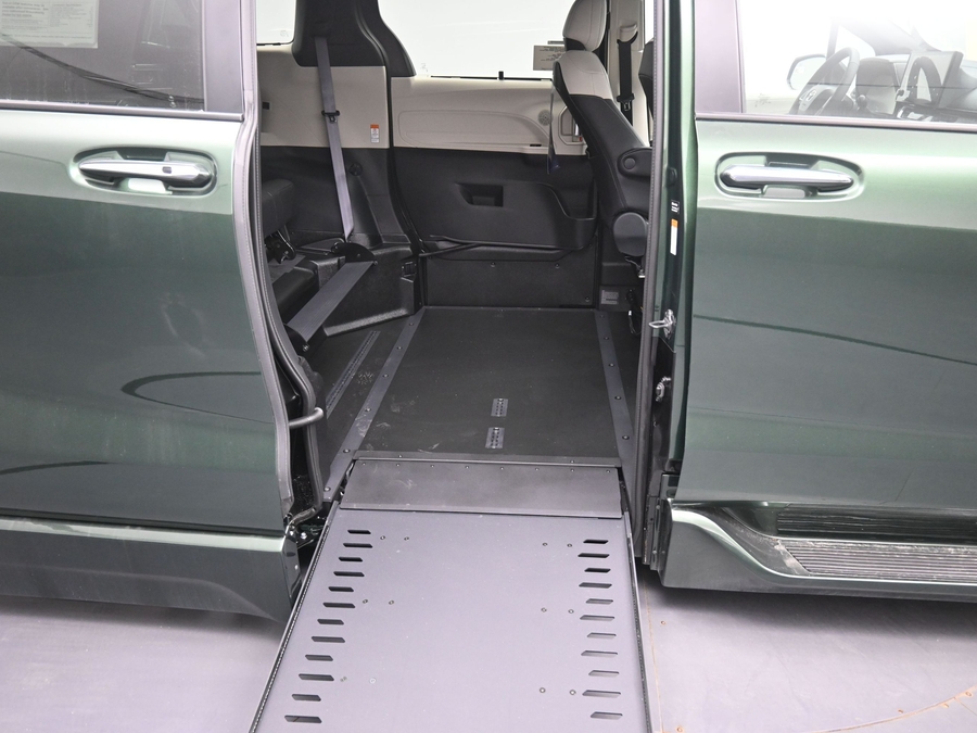 New 2026 Toyota Sienna Hybrid Limited - BraunAbility Side Entry In Floor Automatic Ramp