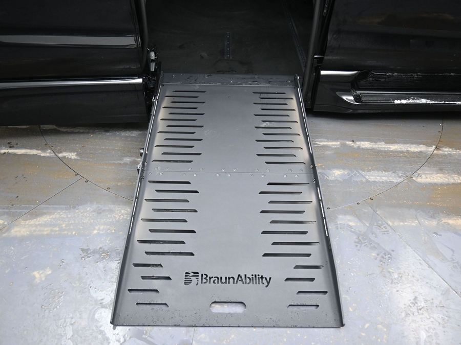 Black Chrysler Pacifica image number 14