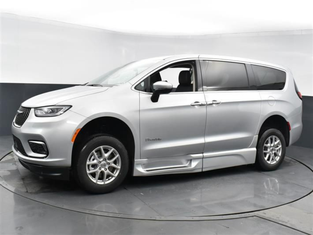 2023 CHRYSLER PACIFICA - Image 3