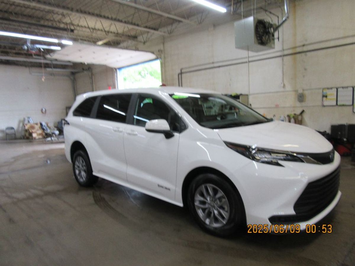 White Toyota Sienna image number 17