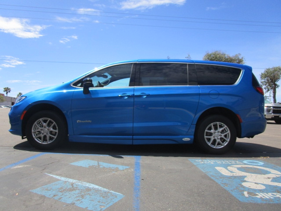 New 2026 Chrysler Pacifica Select Safety - BraunAbility Side Entry Entry Fold Out Automatic Ramp