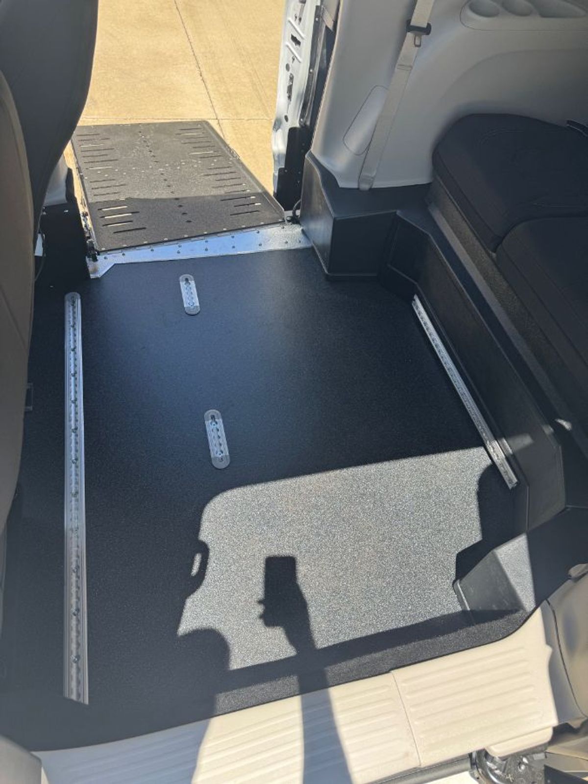 White Chrysler Voyager image number 17