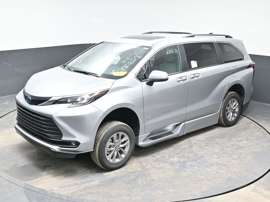 Silver Toyota Sienna image number 23