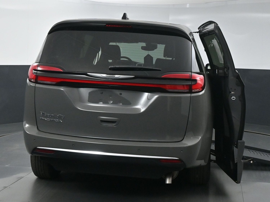 New 2025 Chrysler Pacifica Select Safety - BraunAbility Side Entry Entry Fold Out Automatic Ramp