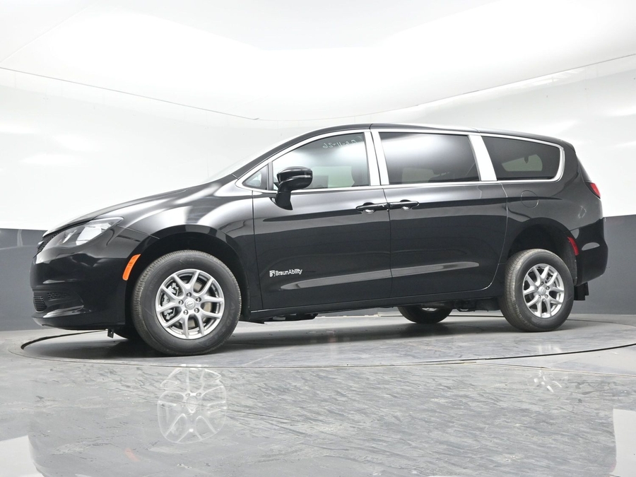 Black Chrysler Voyager image number 14