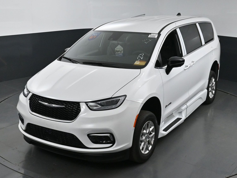 New 2025 Chrysler Pacifica Select Safety - BraunAbility Side Entry Entry In Floor Automatic Ramp