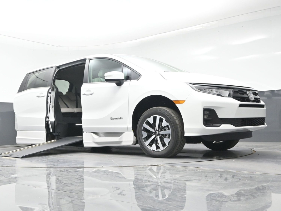 White Honda Odyssey image number 11