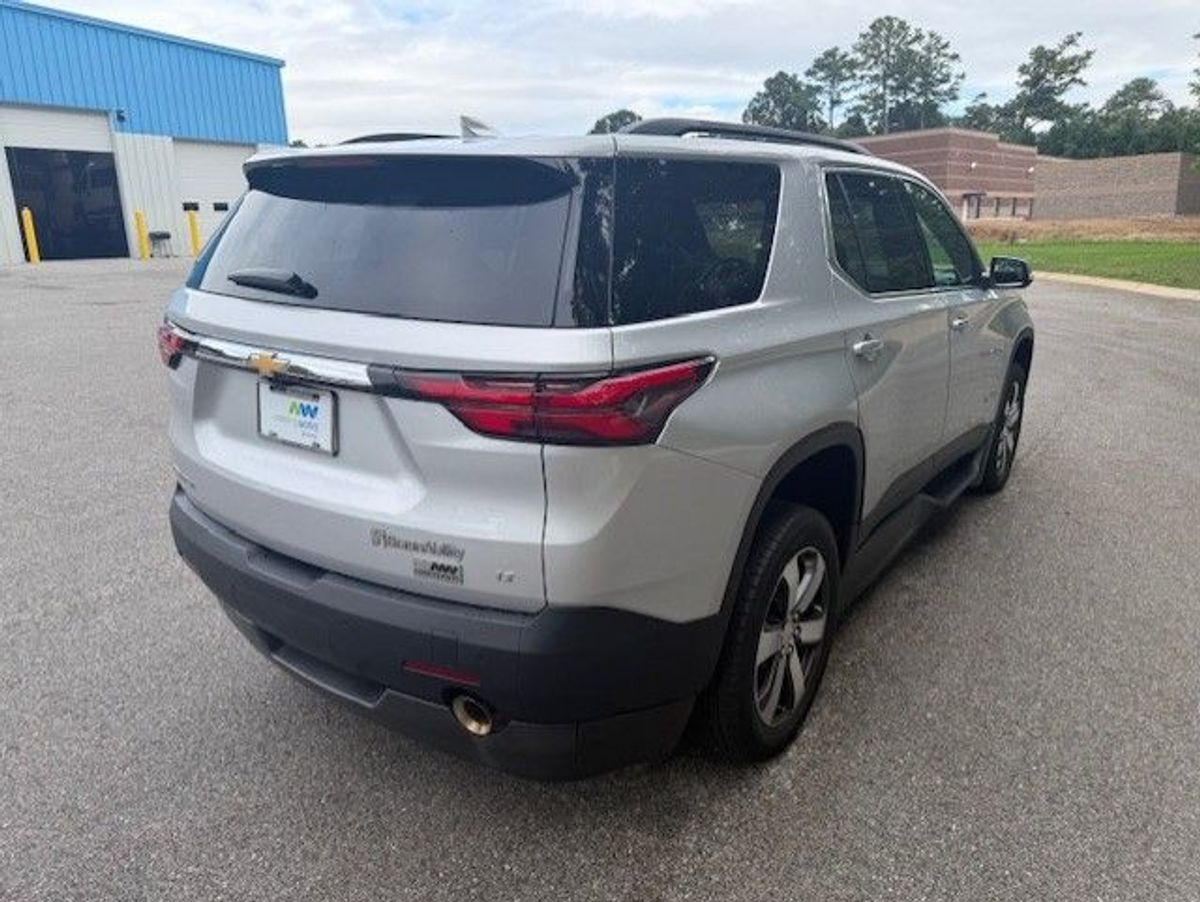 Silver Chevrolet Traverse image number 12