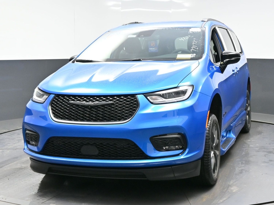 New 2026 Chrysler Pacifica Select Sport - BraunAbility Side Entry Entry In Floor Automatic Ramp